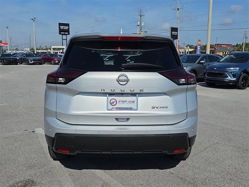 Used 2024 Nissan Rogue SV image 6