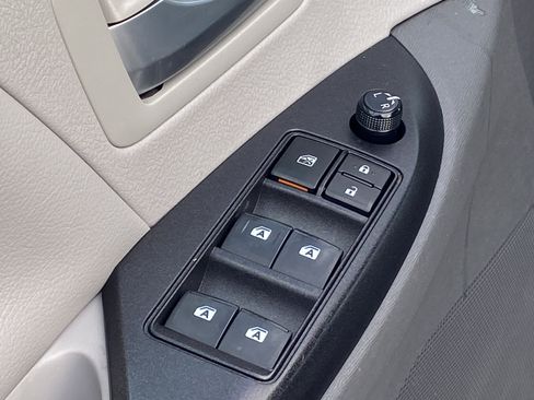 Used 2019 Toyota Sienna LE w/ Carpet Mat Package FWD image 30