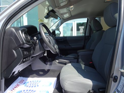 Used 2020 Toyota Tacoma SR AWD/4WD image 9