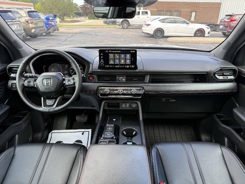 Used 2025 Honda Pilot TrailSport image 31