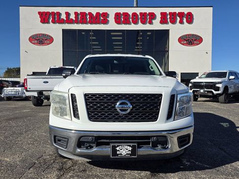 Used 2019 Nissan Titan SV w/ SV Convenience Package image 2