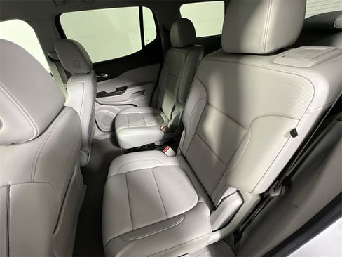 Used 2023 GMC Acadia SLT image 24