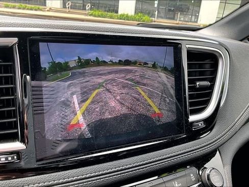 Used 2026 Chrysler Pacifica Limited FWD image 14