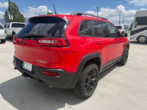 Used 2018 Jeep Cherokee Trailhawk w/ Comfort/Convenience Group AWD/4WD image 3