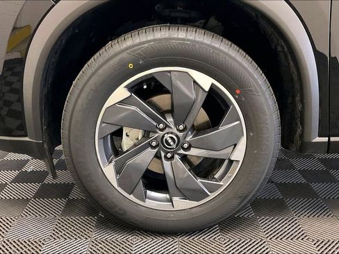 Used 2025 Nissan Rogue SV image 7