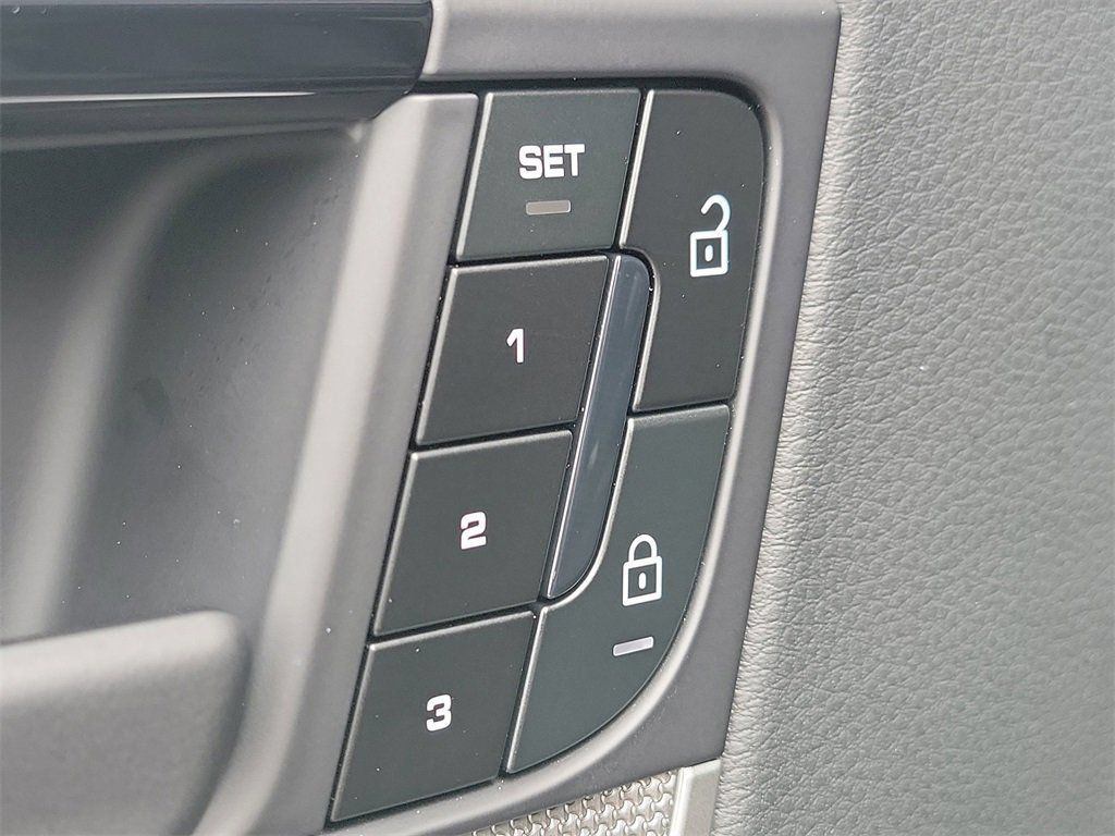 Certified 2025 Porsche Cayenne AWD/4WD image 26
