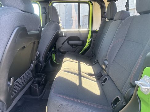 Certified 2025 Jeep Gladiator Rubicon w/ Convenience Group image 32