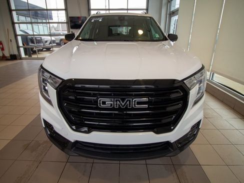 Used 2022 GMC Terrain SLE w/ Driver Convenience Package image 3