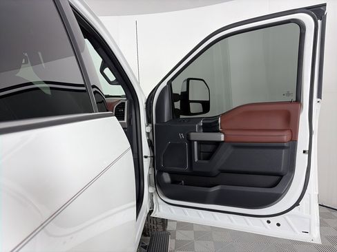 Certified 2022 Ford F350 Platinum image 32
