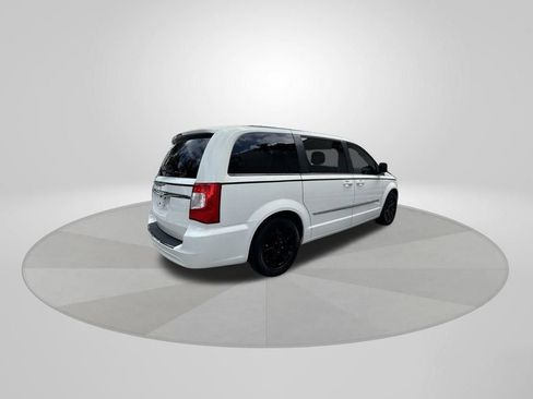 Used 2013 Chrysler Town & Country Touring image 7
