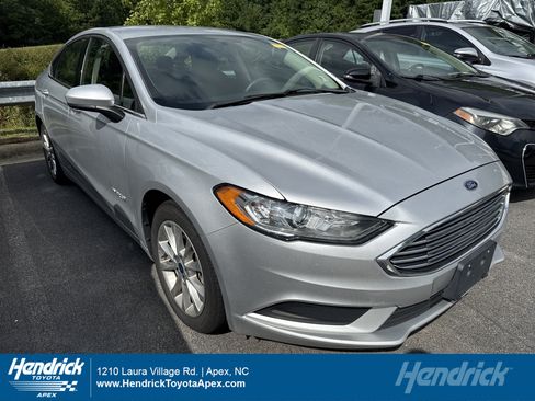 Used 2017 Ford Fusion SE FWD image 1