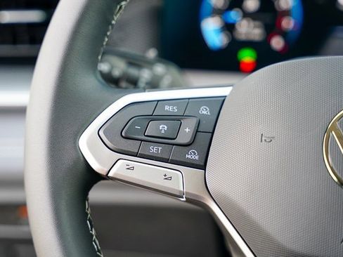 New 2025 Volkswagen Tiguan SE image 11