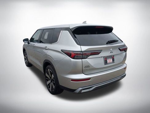 Used 2025 Mitsubishi Outlander SE FWD image 5