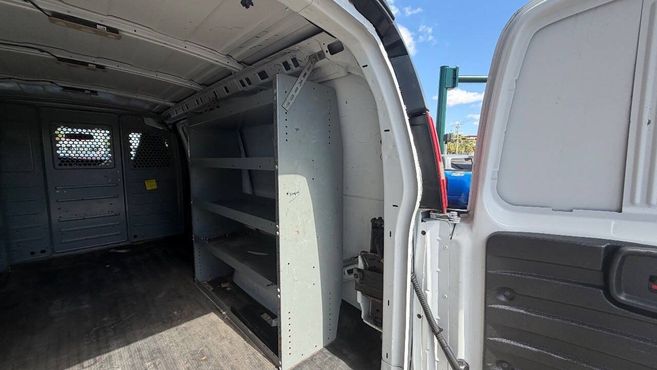 Used 2017 Chevrolet Express 2500 RWD image 17