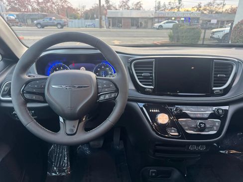 Used 2023 Chrysler Pacifica Touring-L w/ S Appearance Package FWD image 21