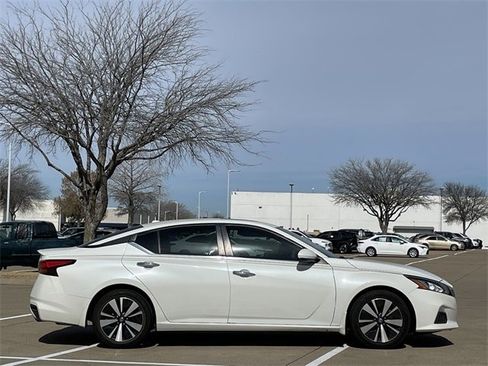 Used 2021 Nissan Altima 2.5 SV w/ SV Premium Package image 3