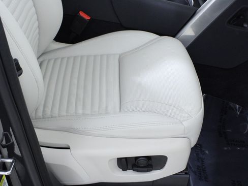 Used 2025 Land Rover Discovery Dynamic SE image 17