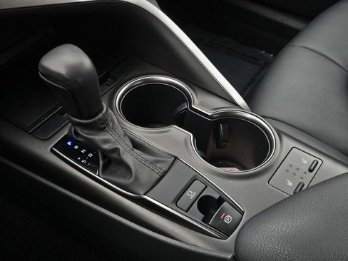 Certified 2021 Toyota Camry SE image 18