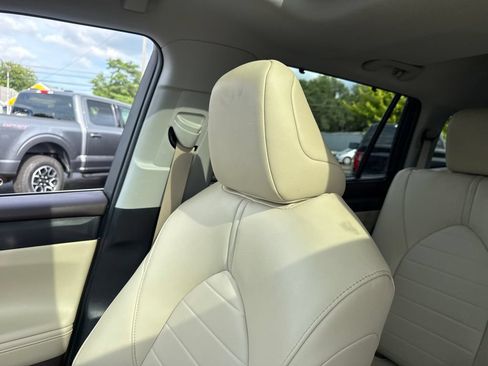 Used 2020 Toyota Highlander XLE AWD/4WD image 35