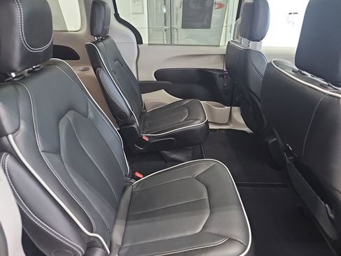 Used 2024 Chrysler Pacifica Limited FWD image 33