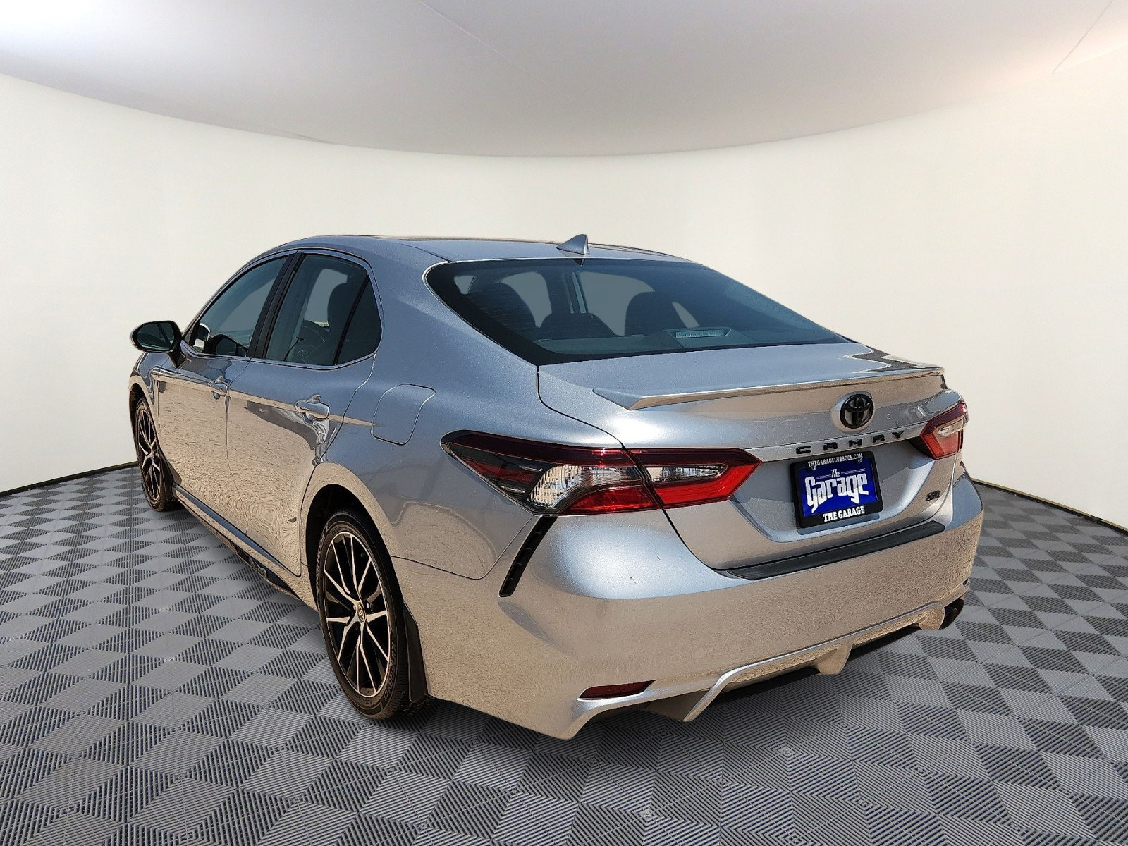Used 2024 Toyota Camry SE FWD image 3