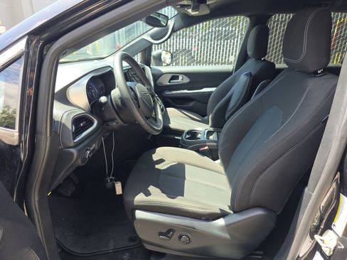 Used 2023 Chrysler Pacifica Touring FWD image 11