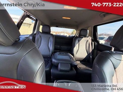 Used 2025 Kia Carnival FWD image 27