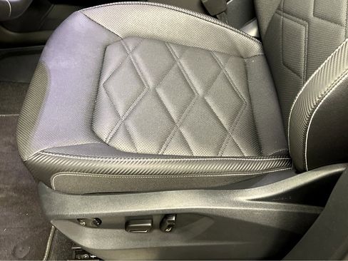 Used 2025 Volkswagen Atlas Cross Sport SE w/ Black Wheel Package image 40