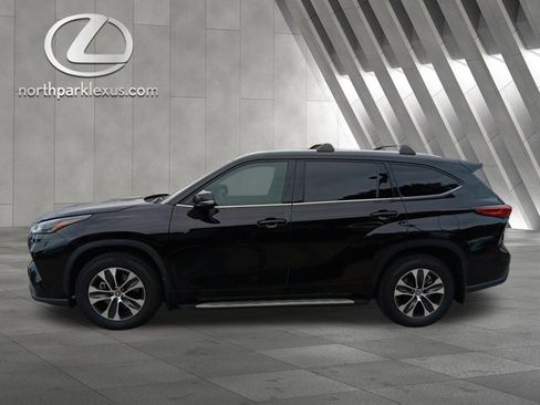 Used 2022 Toyota Highlander XLE image 1