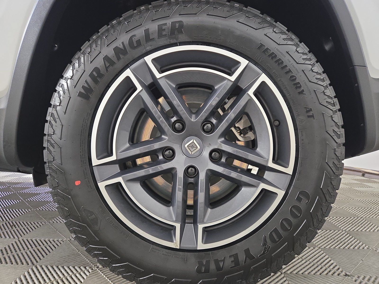 Used 2025 Rivian R1S Adventure Dual AWD/4WD image 10