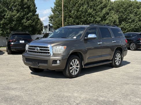 Used 2017 Toyota Sequoia Limited w/ Safety & Convenience Package AWD/4WD image 2