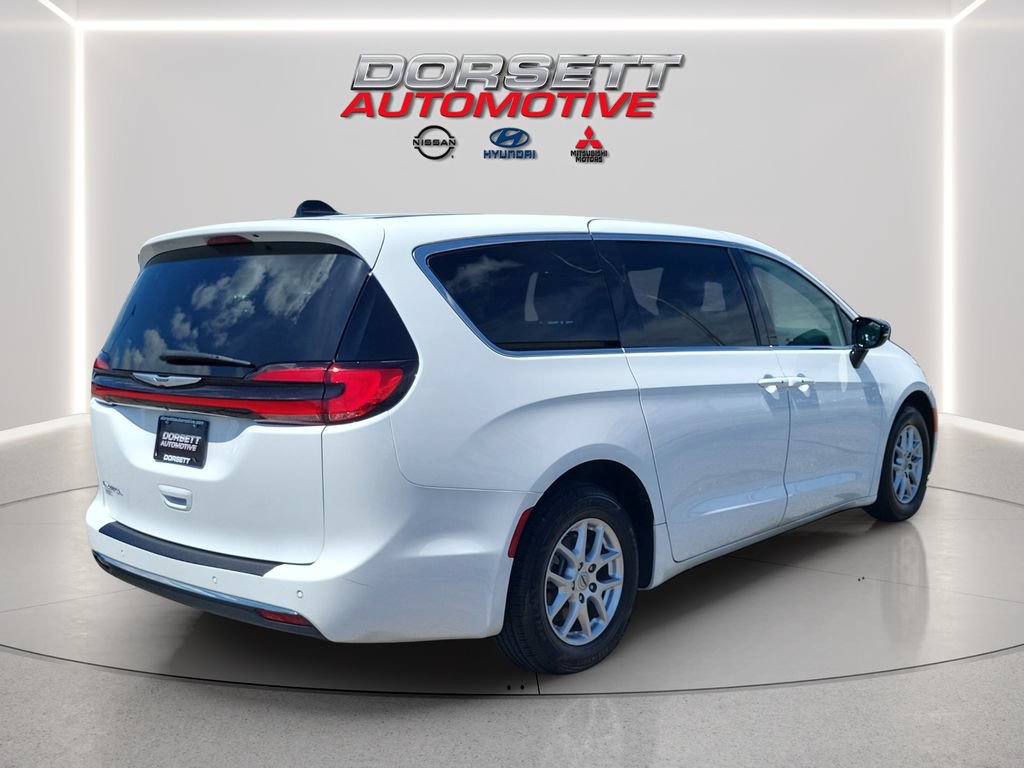 Used 2025 Chrysler Pacifica Select FWD image 6
