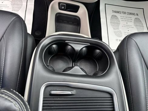 Used 2024 Chrysler Pacifica Touring-L image 16