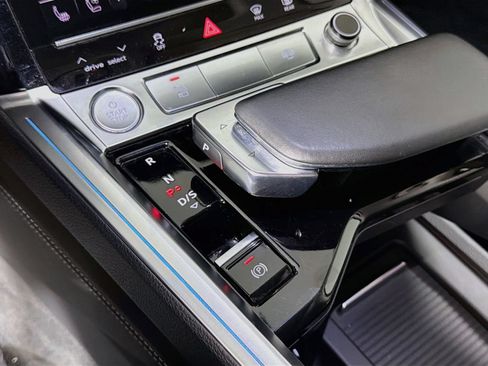 Used 2019 Audi e-tron Prestige w/ Prestige Package AWD/4WD image 17
