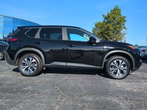 Used 2023 Nissan Rogue SV image 3