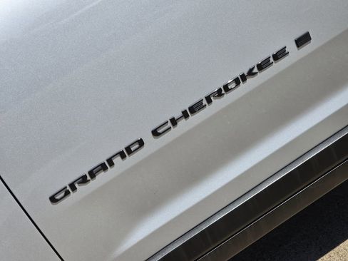 Used 2022 Jeep Grand Cherokee L Laredo RWD image 9