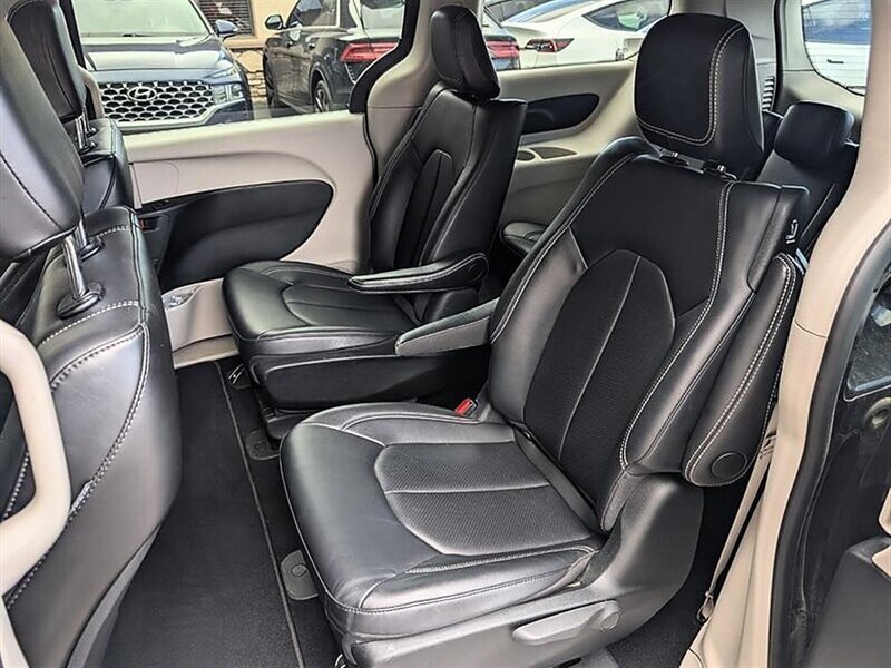Used 2024 Chrysler Pacifica Limited FWD image 25
