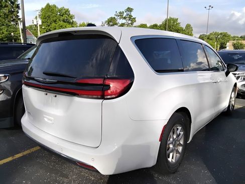 Used 2024 Chrysler Pacifica Touring-L FWD image 7
