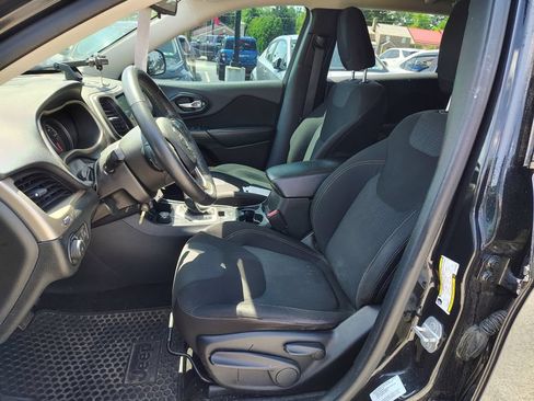 Used 2016 Jeep Cherokee Latitude w/ Cold Weather Group AWD/4WD image 9