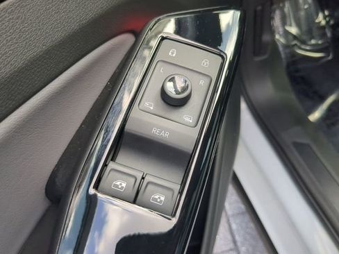 Certified 2021 Volkswagen ID.4 Pro S w/ Gradient Package image 18