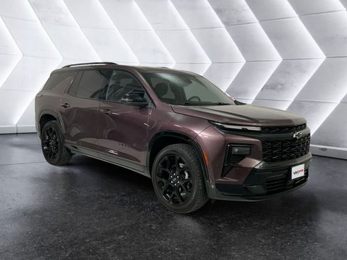 Used 2025 Chevrolet Traverse RS FWD image 1