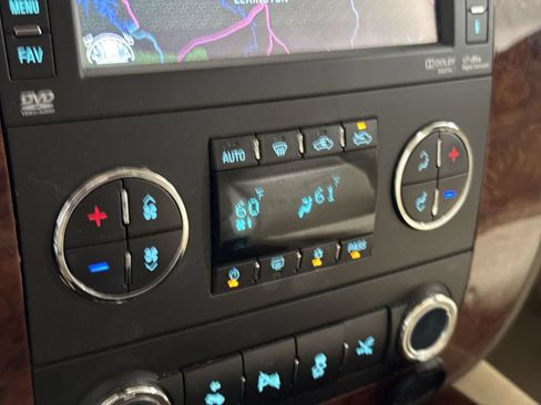 Used 2013 Chevrolet Avalanche LTZ AWD/4WD image 17