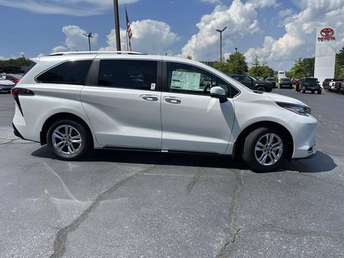 New 2026 Toyota Sienna Limited FWD image 2