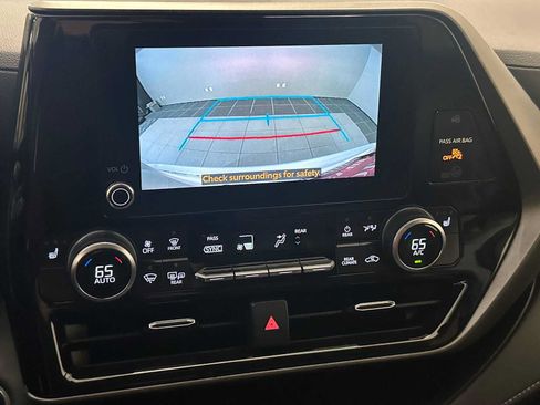 Used 2023 Toyota Highlander XLE AWD/4WD image 13