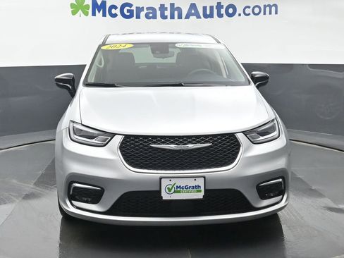 Used 2024 Chrysler Pacifica Touring-L image 4