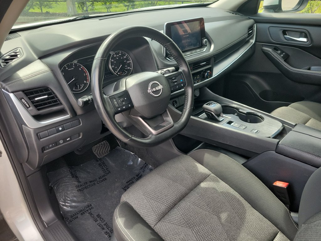 Certified 2025 Nissan Rogue SV FWD image 14