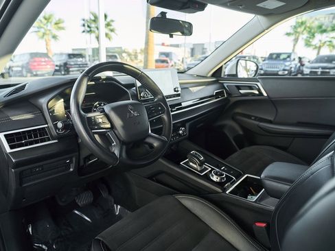 Used 2024 Mitsubishi Outlander SE image 2