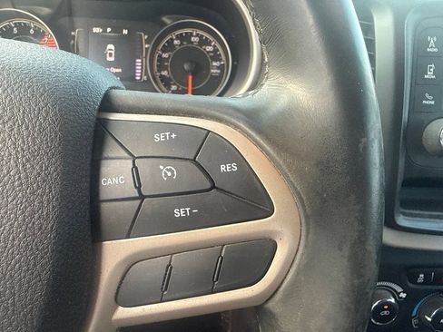 Used 2018 Jeep Cherokee Latitude w/ Altitude Package FWD image 20