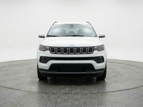 Used 2025 Jeep Compass Latitude AWD/4WD image 2