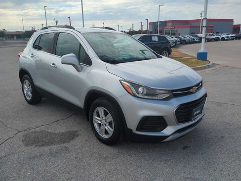 Used 2018 Chevrolet Trax LT w/ LT Convenience Package FWD image 2